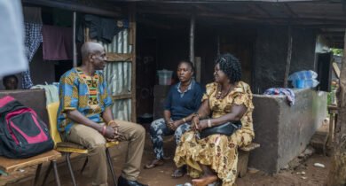 Paralegals providing legal advice to a woman in Freetown, Sierra Leone. AdvocAid/Nana Kofi Acquah