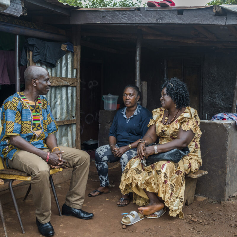 Paralegals providing legal advice to a woman in Freetown, Sierra Leone. AdvocAid/Nana Kofi Acquah