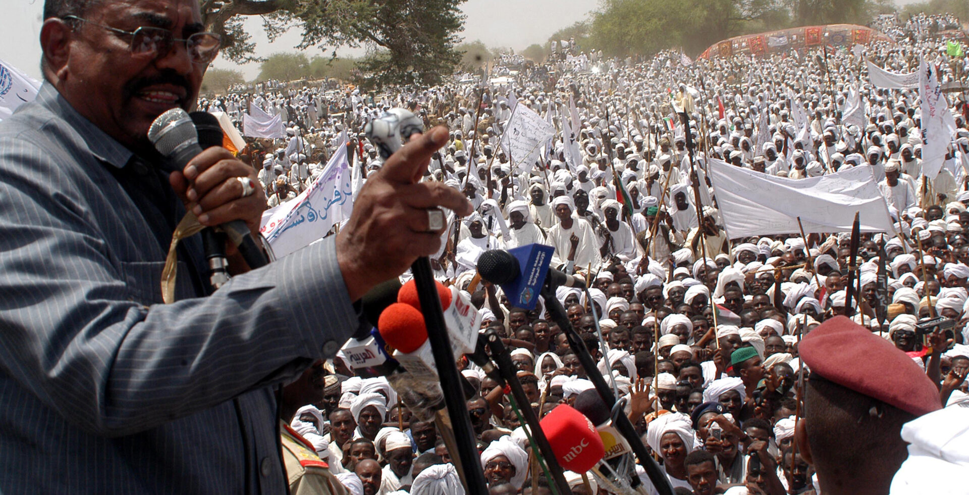 Sudan's President Bashir addresses hundreds of his supporters