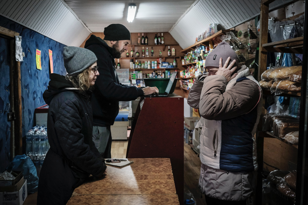 A local shopkeeper in Petroesjyn talks to Truth Hounds investigators about the occupation of the village while having to cry as she recounts her observations.
